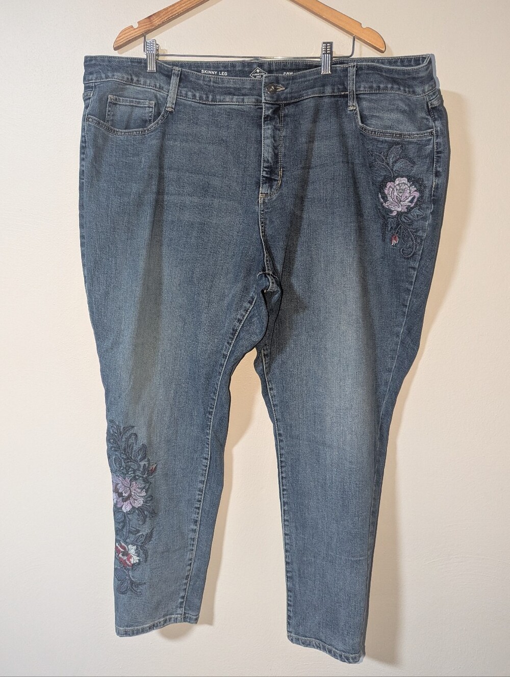 28W St. John's Bay Plus Size Embroidered Leg Skinny Jeans